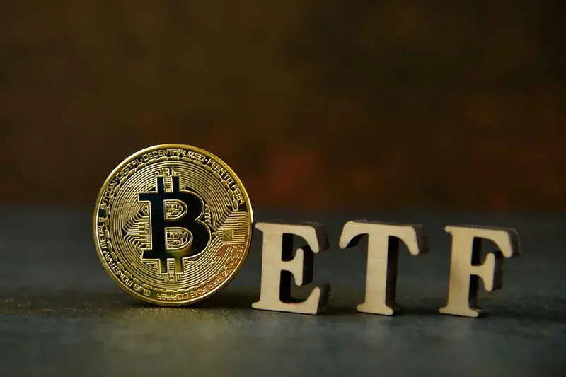 ***📰*** Bitcoin Kursrallye flacht ab: Markt belastet Kapitalabfluss aus den ETFs