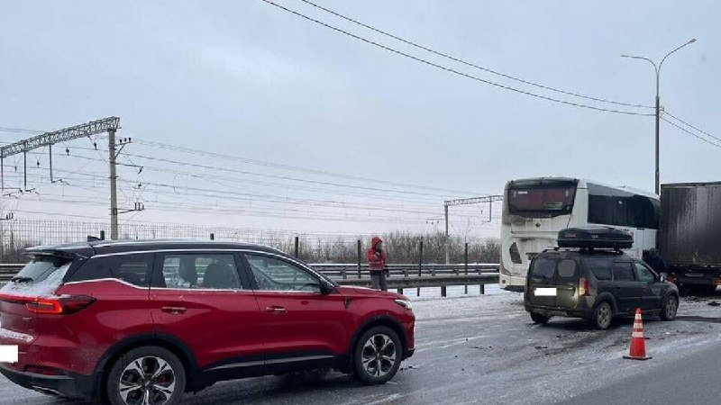 **Массовая автомобильная авария перекрыла движение по …