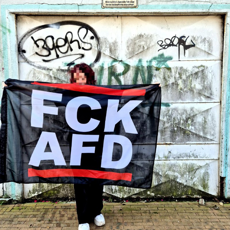 **Wir haben die FCK AFD Fahne …