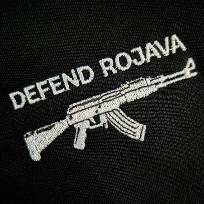 **Schwarzes Shirt mit Defend Rojava Stick. …