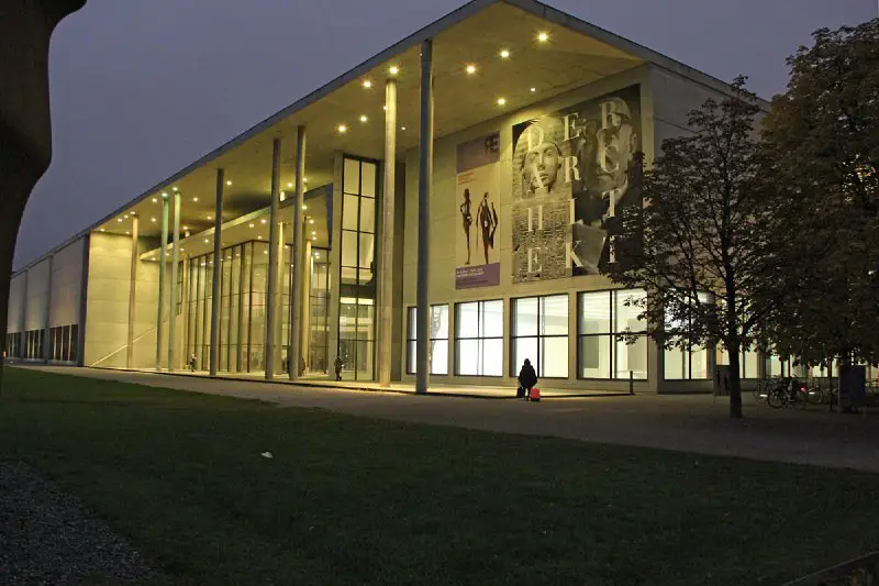 В Германии работник музея тайно разместил …