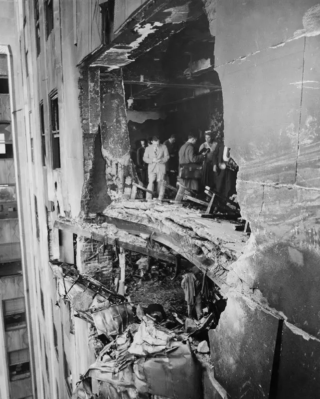 **Разрушенная стена Эмпайр-стейт-билдинг после столкновения бомбардировщика B‑25.**