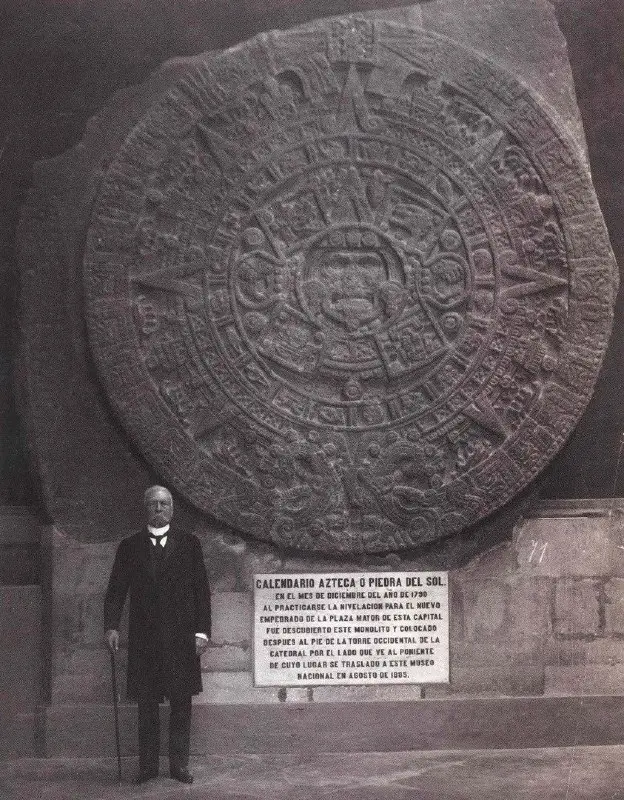 **Мексиканский президент Порфирио Диаз стоит рядом с солнечным календарём Ацтеков.**