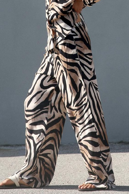 [ZARA ANIMAL PRINT WIDE-LEG TROUSERS](https://www.zara.com/de/en/animal-print-wide-leg-trousers-p03564182.html?v1=374342466&amp;v2=2419737&amp;origin=shopcart)