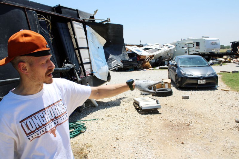 [​](https://img.theepochtimes.com/assets/uploads/2024/05/26/id5657544-Brandon-2-Valley-View-Texas-May-26-2024-1080x720.jpg)**Communities Hit by Memorial Day Weekend Storms Band Together After Rough Start to Holiday**