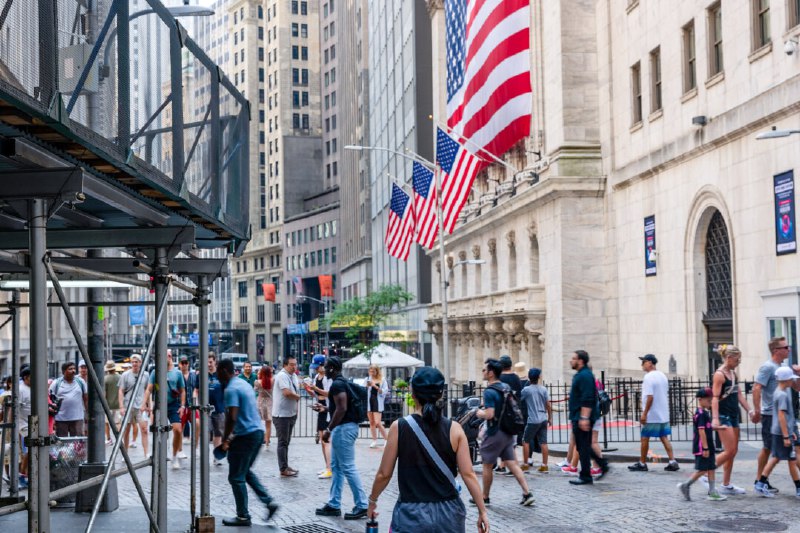 [​](https://img.theepochtimes.com/assets/uploads/2024/08/22/id5710989-GettyImages-2160789373-LSedit-1080x720.jpg)**Job Market Shows Mixed Signals as …