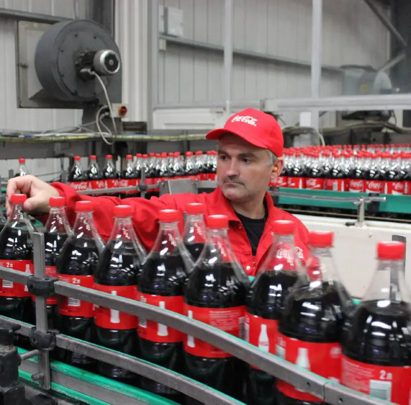 На завод по изготовлению продукции Соса-Cola