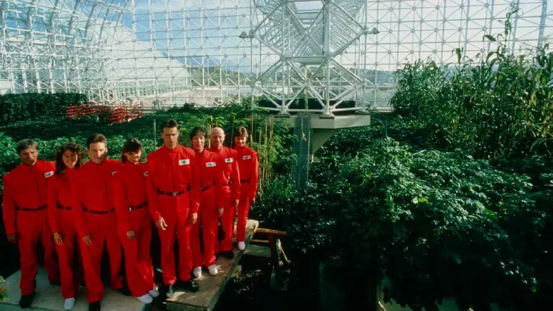 1991 senesinde Dünya ekosistemine çok benzeyen bir yapı inşa edip yerleşen bir grup insanın karşılaştığı zorlukları aktaran belgesel Uzay Gemisi …