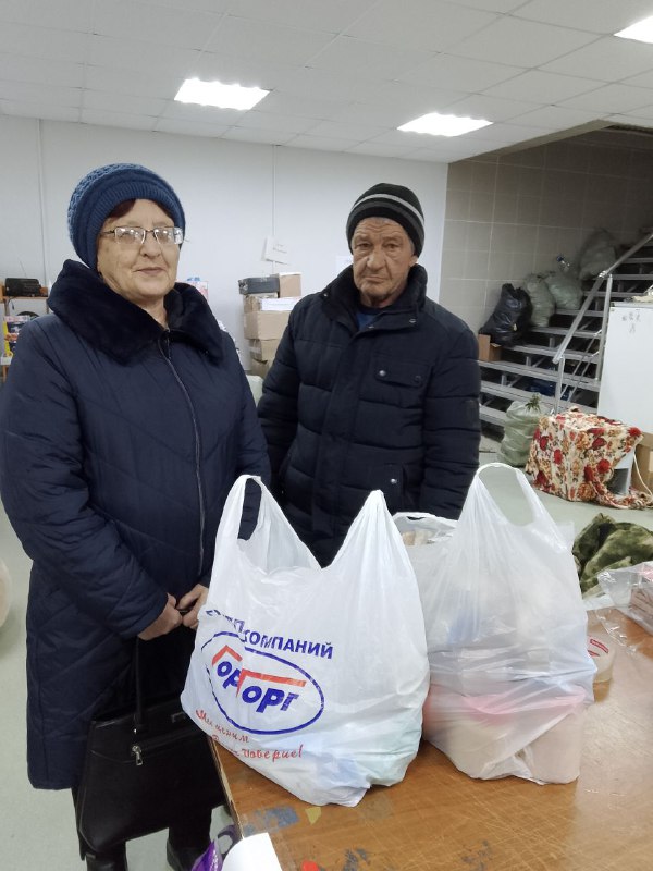 Семья Горловых принесли продукты и гигиену. …