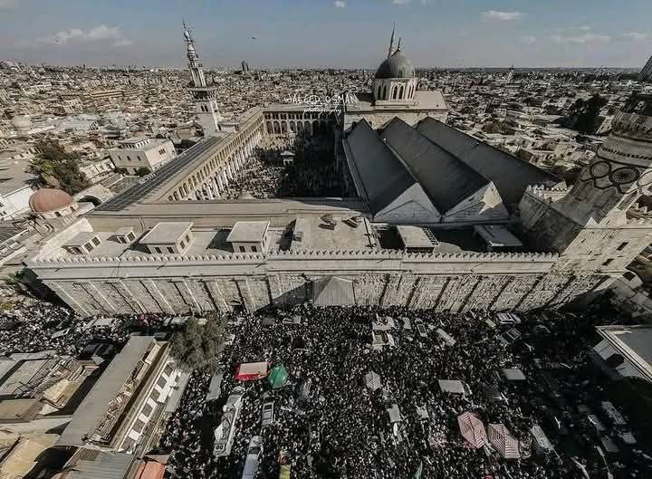 Ummat islam sholat Jum'at pertama di …