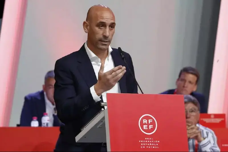 ***?*** [Luis Rubiales dimite como presidente de la Federación Española de Fútbol](https://www.publico.es/sociedad/luis-rubiales-dimite-cargo-presidente-rfef.html)A través de una carta abierta y sin mencionar …