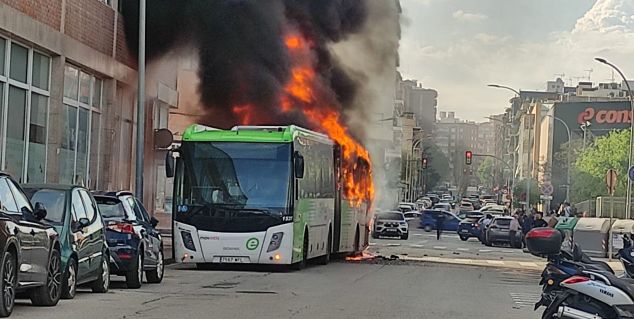 Ensurt per l'incendi d'un autobús a Mataró