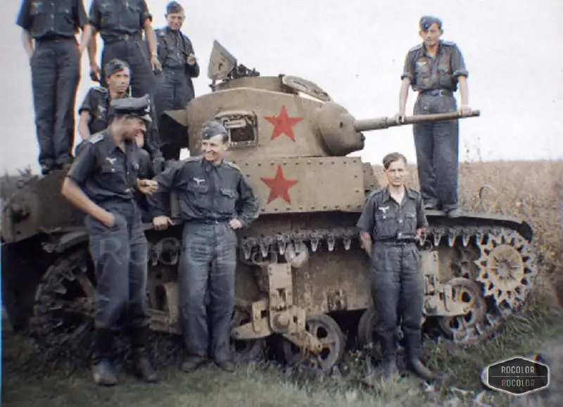 Nemeckí vojaci s trofejným sovietskym tankom …
