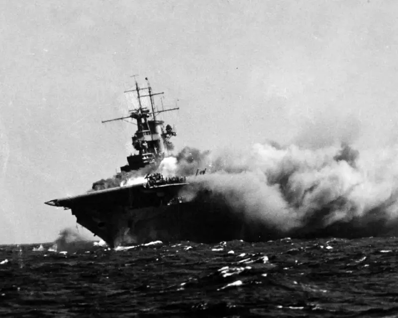 Lietadlová loď USS Wasp (CV-7) horí …