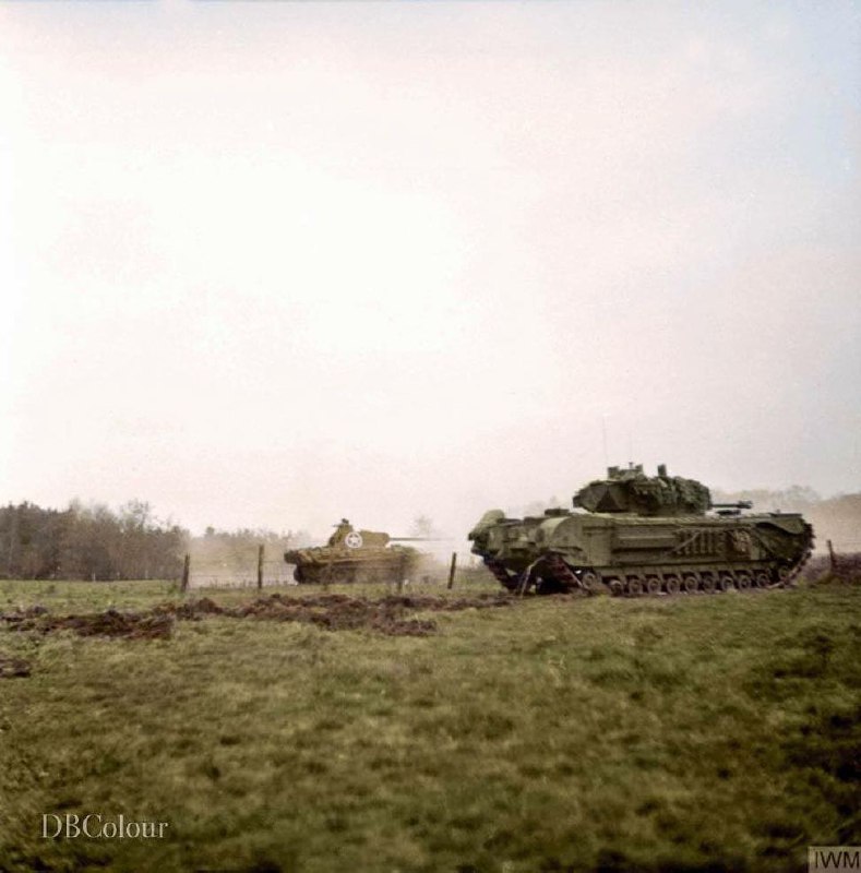 Tank Churchill nasledovaný trofejným Pantherom 4. …