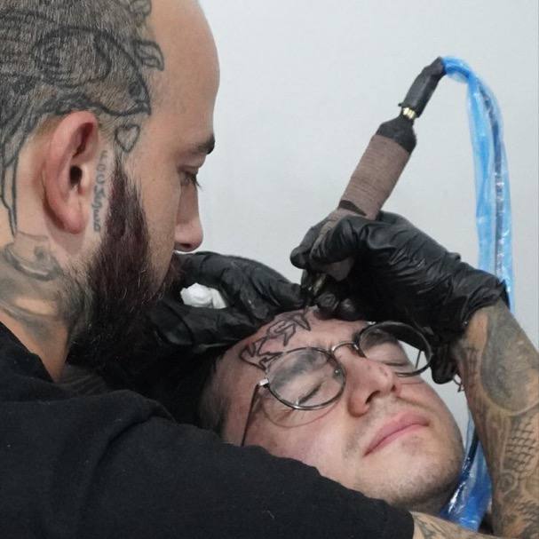 Un chico se ha tatuado KSI …