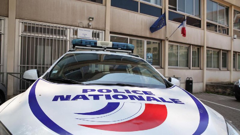 [­](https://www.leparisien.fr/hauts-de-seine-92/bagneux-un-homme-en-garde-a-vue-decede-au-commissariat-de-police-10-12-2024-2B5TFL2VCFAYDJ2FNRRL7JMF3E.php)***?️***