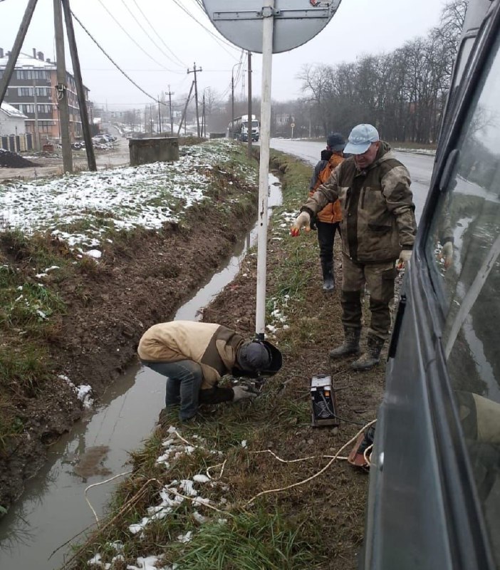 ***🚏***У остановочного павильона