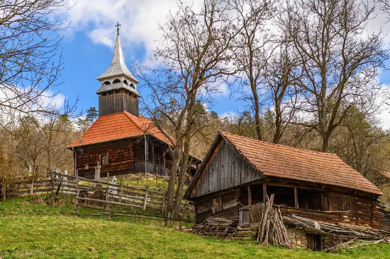 Proiectul „Biserici de lemn din patrimoniul județului Cluj” vă invită de această dată pe Valea Arieșului, la limita cu județul …