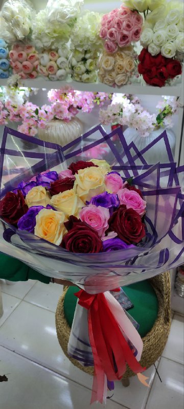 دسته گل ترند رز ۲۵ شاخه …