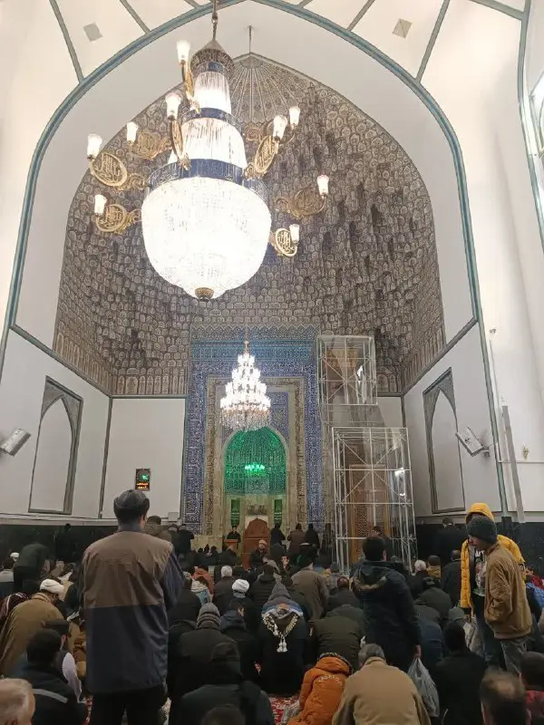 اومدم مسجد گوهرشاد برای اقامه نماز.