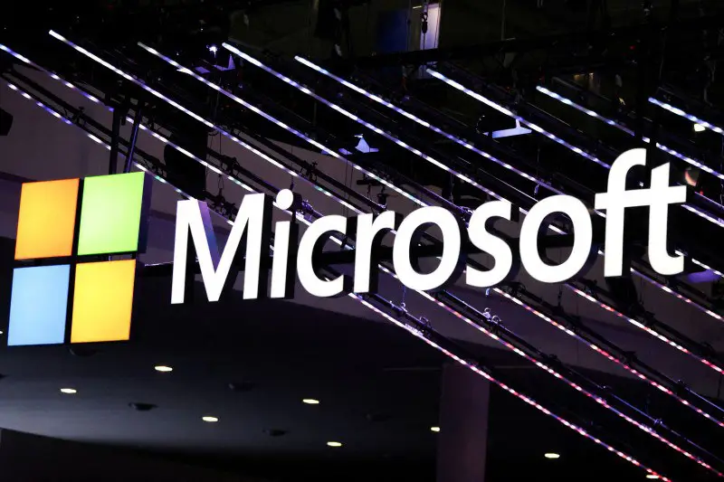 마이크로소프트(MS)가 15일 아랍에미리트(UAE) 국영 인공지능(AI)기업G42에 15억 달러(약 2조1000억원) 규모 투자를 한다고 발표했다.