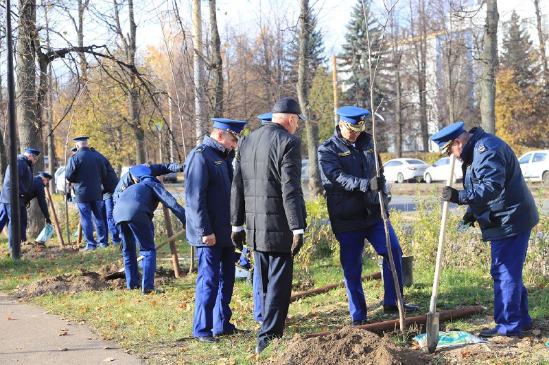 Сегодня в Юбилейном парке собрались сотрудники …