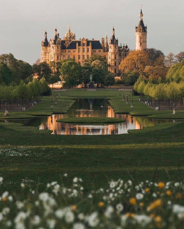 Schloss Schwerin, a fairytale-like castle located …