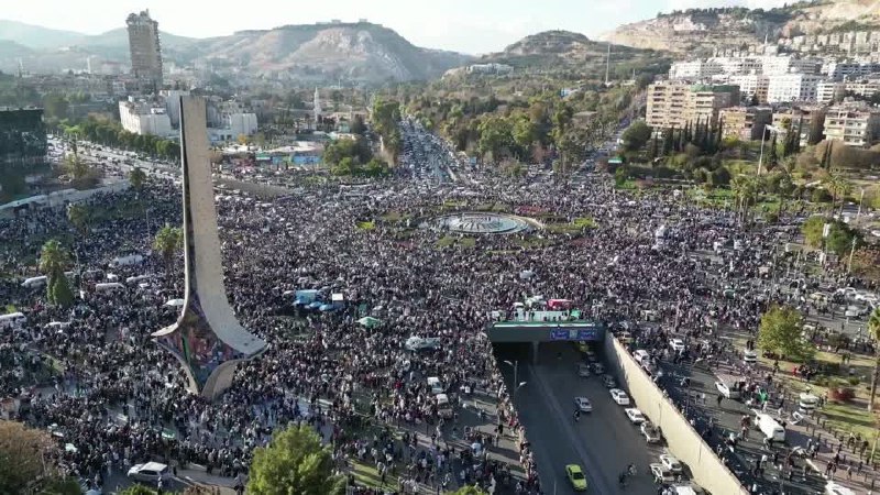 **Milhares de pessoas na Síria celebram …