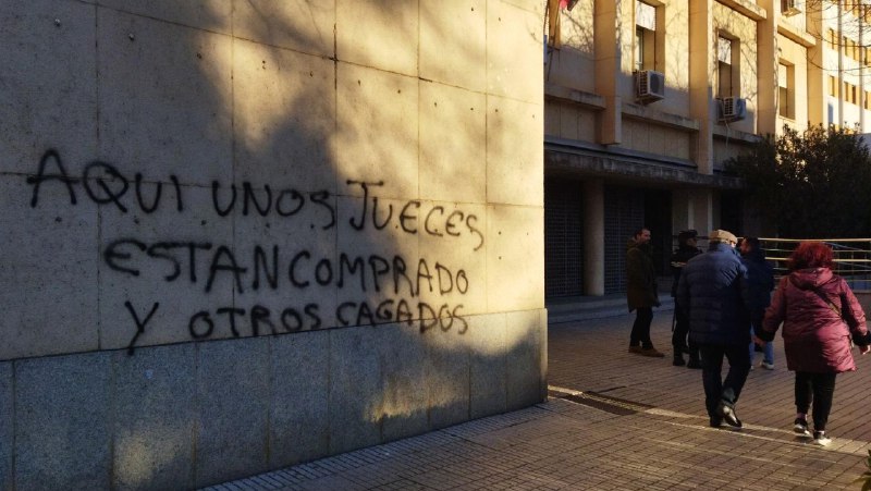 Pintada en la Audiencia de Badajoz: …