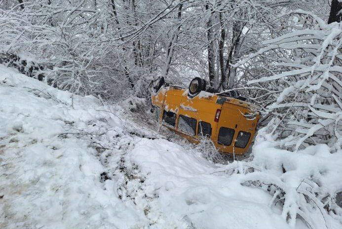 **Школьный автобус слетел с дороги в …