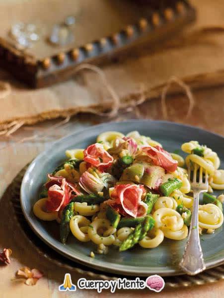 ***🍝*****Pasta con jamón, espárragos y alcachofas**