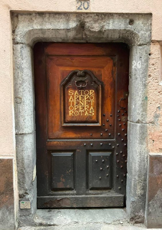 Une porte dans la vieux Grenoble …