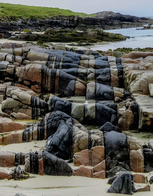 Las rocas bandeadas de la playa …