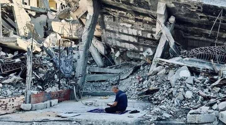 `فقط‌کسانیکه‌دوستدارقرآن‌هستندمیدانند` `ویرانی‌اطرافشان‌مهم‌نیست،