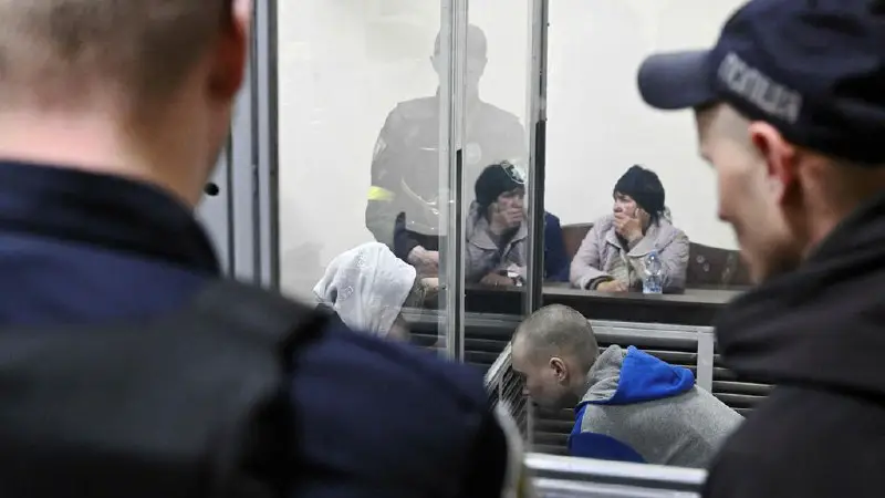 Молодой российский солдат приговорен украинским судом к пожизненному лишению свободы за убийство безоружного мужчины, сообщает Reuters.