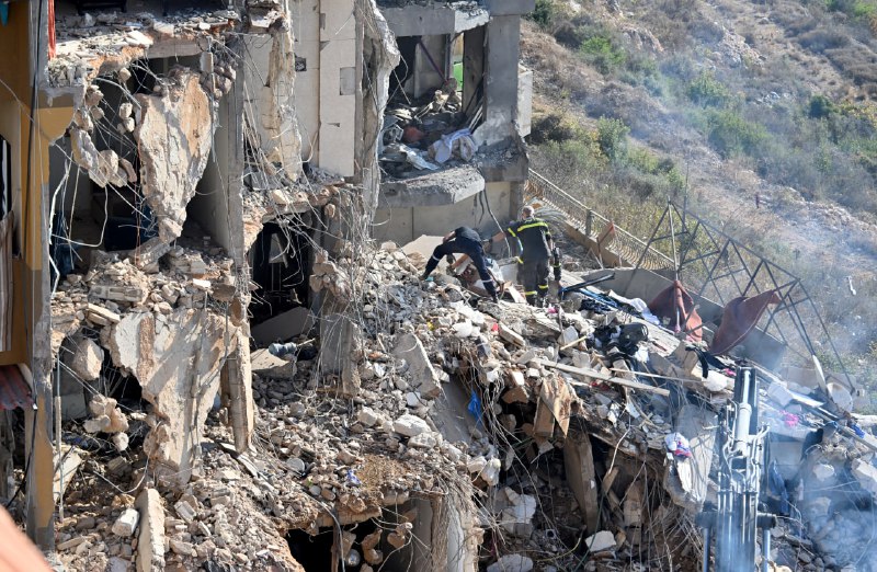 İsrail, Lübnan'ın güneyindeki Ayta eş-Şaab'daki evleri …