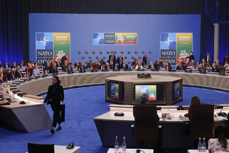[**НАТО обіцяє рішучу підтримку Україні та …