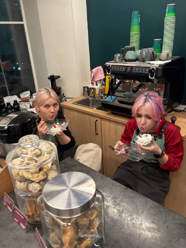 *подошла сделать заказ*