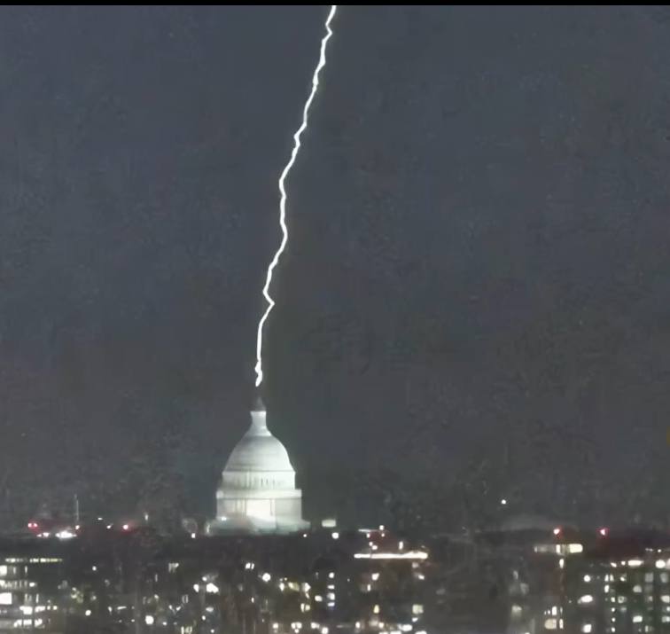 Lightning strikes Capitol dome (where the …