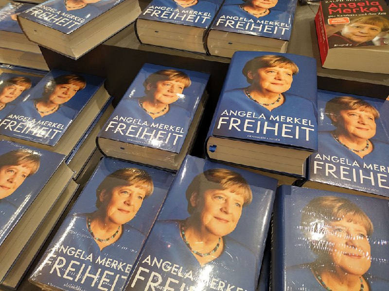 🗨 *Merkels Buch: Kein Grund zum …