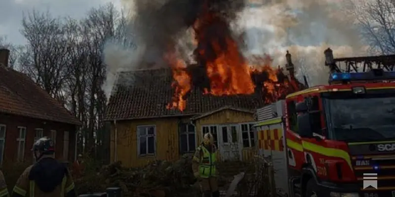 Jonas Nilsson uppmärksammar brandattacken mot Svenskarnas hus i Skåne.