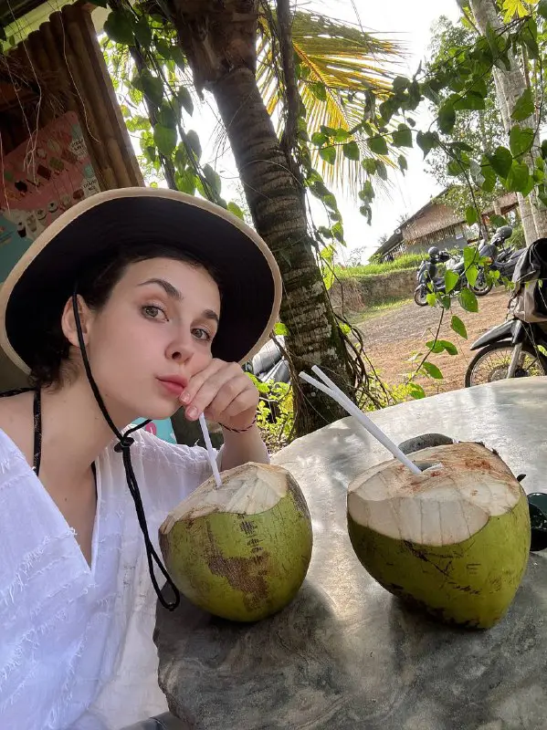 Все кокосы на фотографии были выпиты …