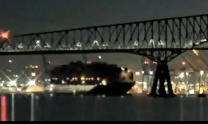 26-MAR-2024 Barco Carguero Hace Colapsar Puente En Baltimore (VIDEO) .***👀***