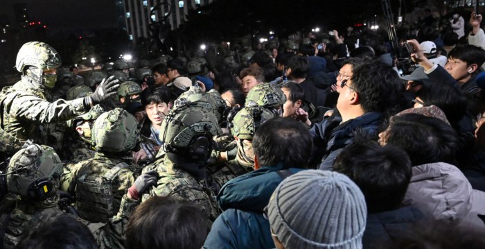 ***📰*** 快讯：韩国宣布戒严 军队试图冲国会 白宫回应