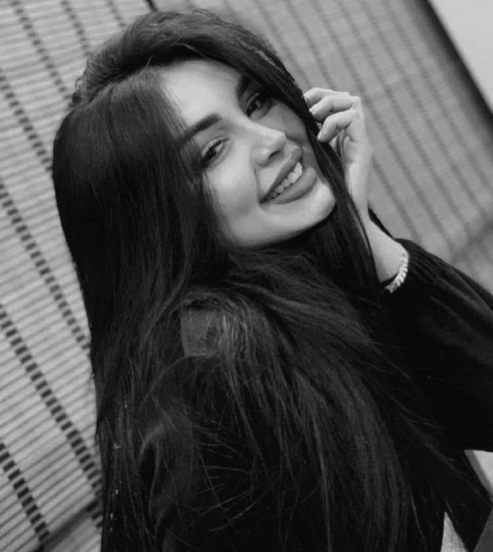 **بە چاوی پەشیمانیەوە سەیرم ئەڪات و …