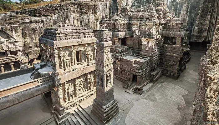 Огромный индуистский храм VIII веке вырезан …