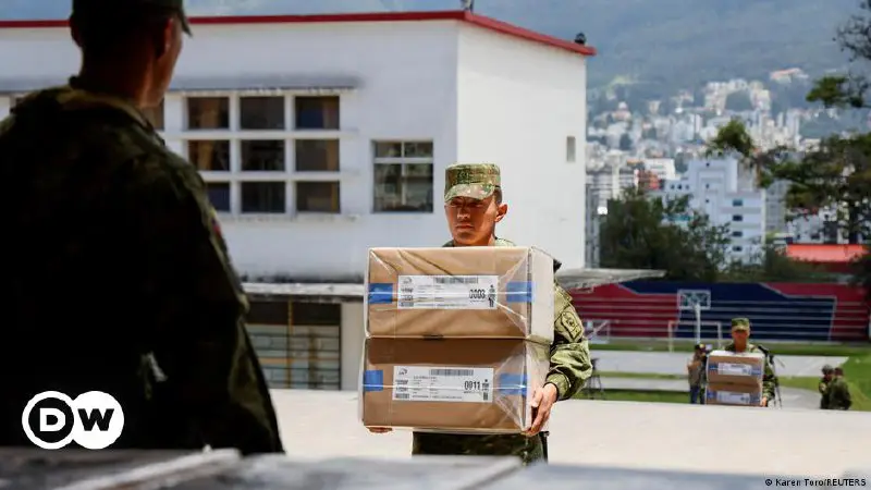 Ecuatorianos votan en referendo sobre leyes contra el crimen