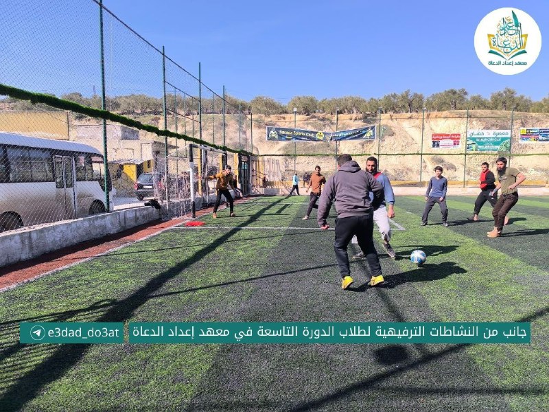 جانب من النشاطات الترفيهية لطلاب الدورة …