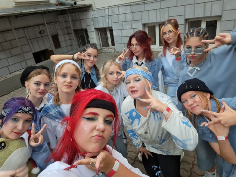 Сегодня E\_QUEE сияют в лучах K-POP …